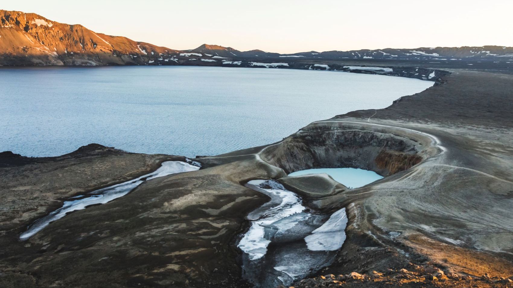 Der geothermisch warme, türkisfarbene Kratersee Viti und der See Oskjuvatn in der Caldera des Vulkans Askja, Island | © GettyImages