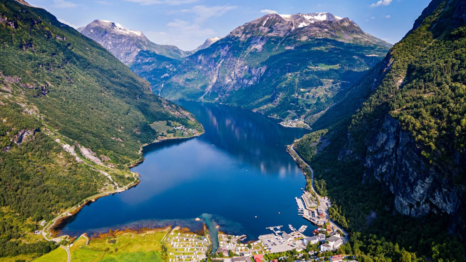 Norwegen, Møre og Romsdal, malerischer Blick auf ein abgelegenes Dorf im Geirangerfjord | © GettyImages