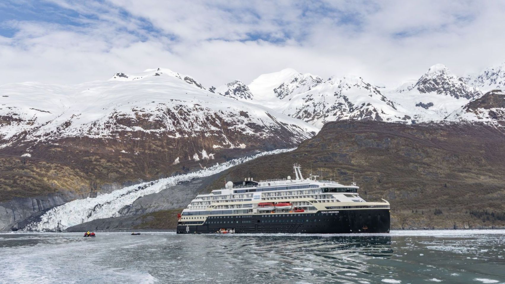 MS Roald Amundsen vor eisigen Bergen in Alaska | © Hurtigruten