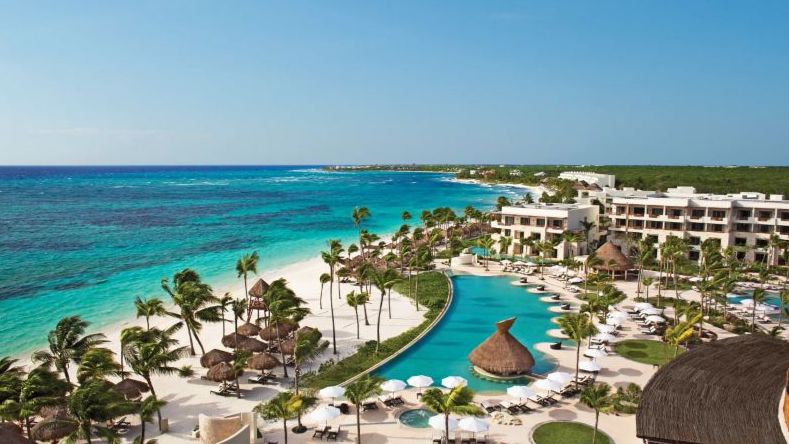 Luftaufnahme des Resorts Secrets Akumal Riviera Maya mit geschwungenem Pool, weissem Sandstrand, Palmen und Blick auf das türkisfarbene Meer |  © 2025 Hyatt Corporation