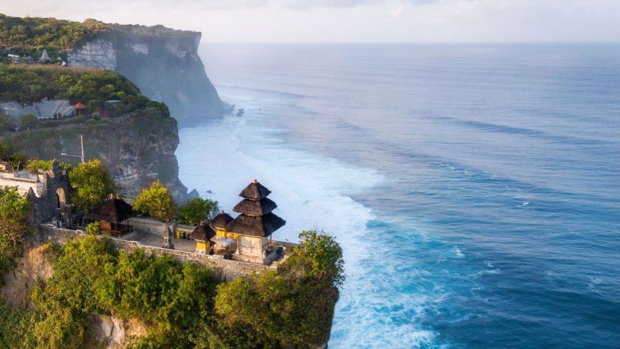 Luftaufnahme des Uluwatu-Tempels bei Sonnenaufgang | © GettyImages