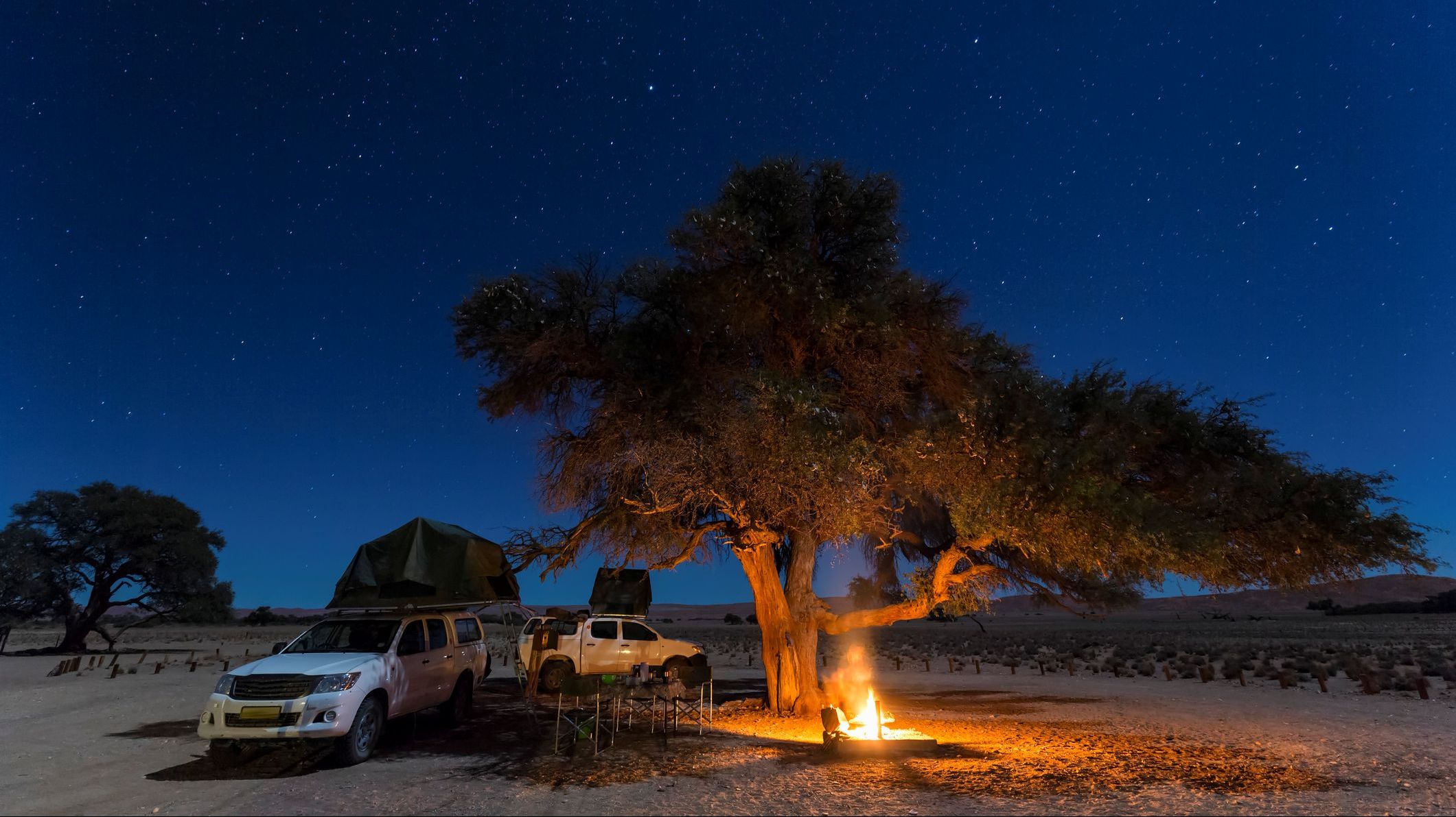 Namib-Wüste, Namib-Naukluft-Nationalpark, Camping mit Lagerfeuer in der Nacht | © Getty Images