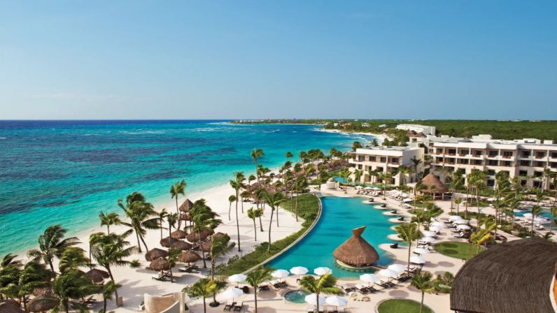 Luftaufnahme des Resorts Secrets Akumal Riviera Maya mit geschwungenem Pool, weissem Sandstrand, Palmen und Blick auf das türkisfarbene Meer | © 2025 Hyatt Corporation