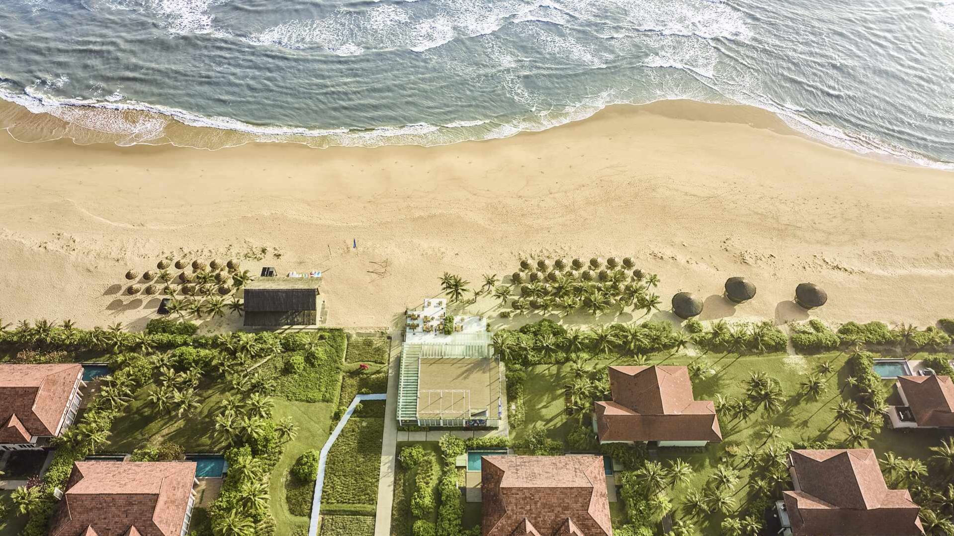 Luftaufnahme des ROBINSON Nam Hoi An in Vietnam mit Villen, Palmen und gepflegten Gartenanlagen direkt am goldenen Sandstrand | © 2025 Robinson Club GmbH