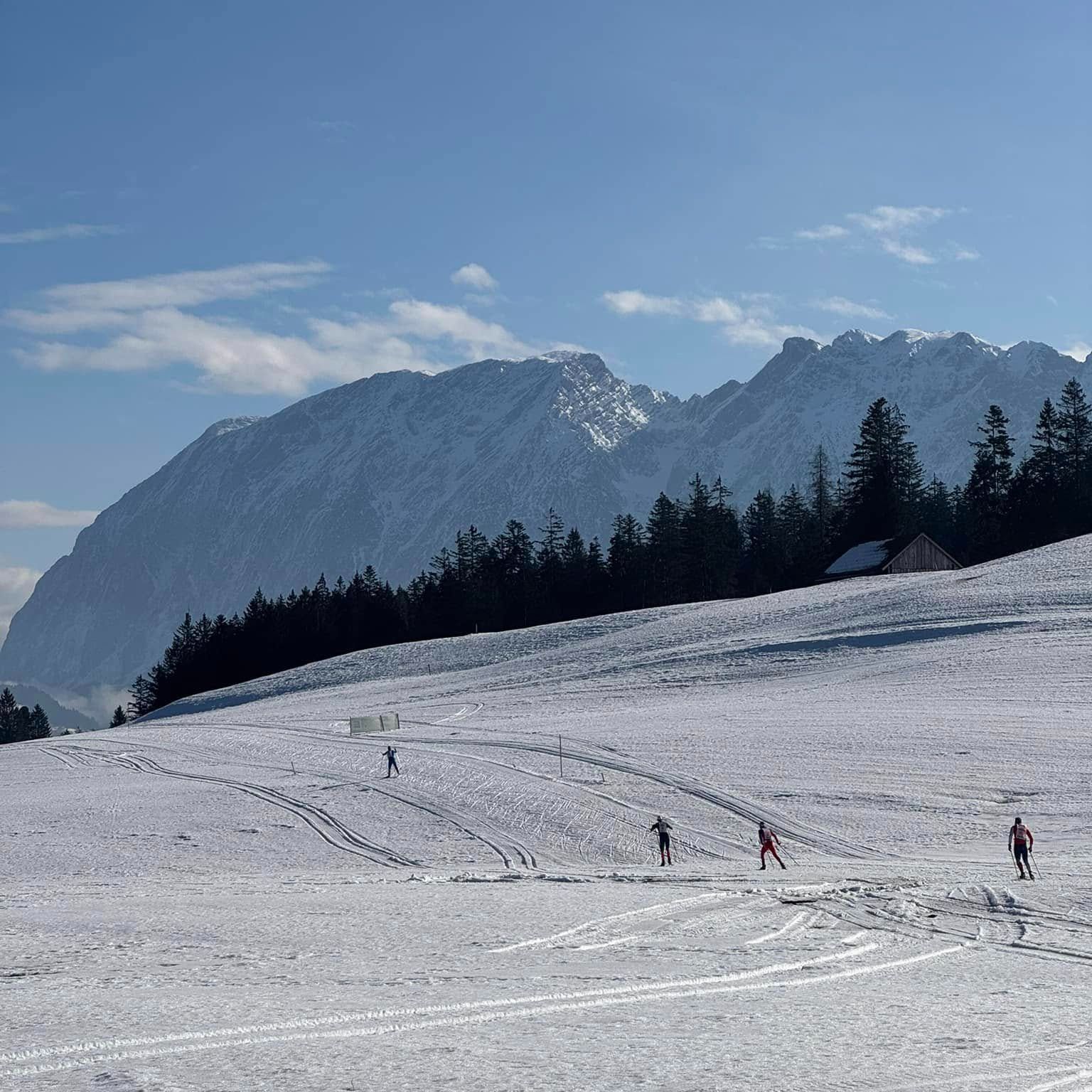 Langläufer in der Spur, Hintergrund der Grimming bei schönem Wetter und blauen Himmel.