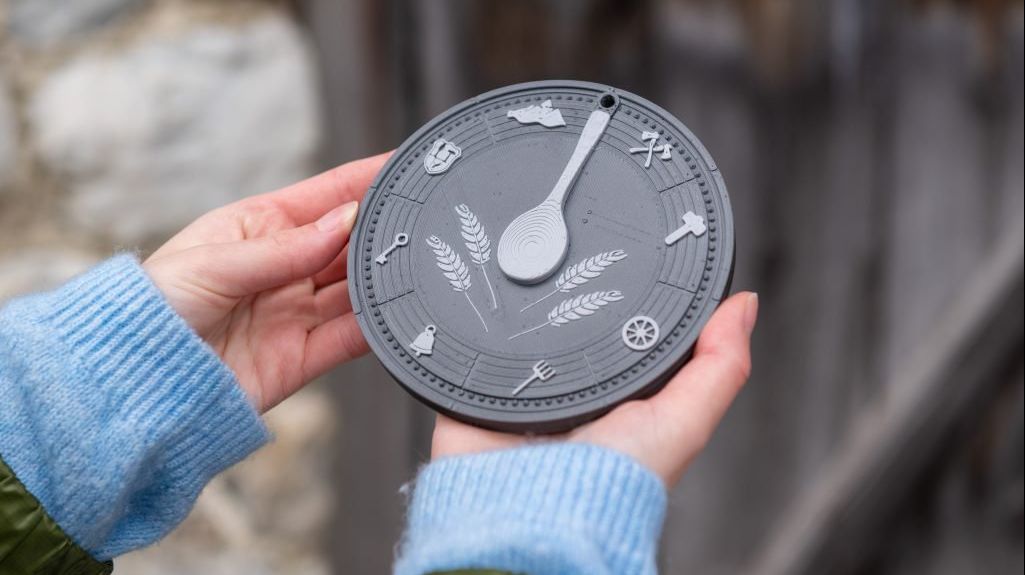 Im Amulett ist ein Chip, der die verschiedenen Stationen aktiviert. © Gabriele Griessenboeck