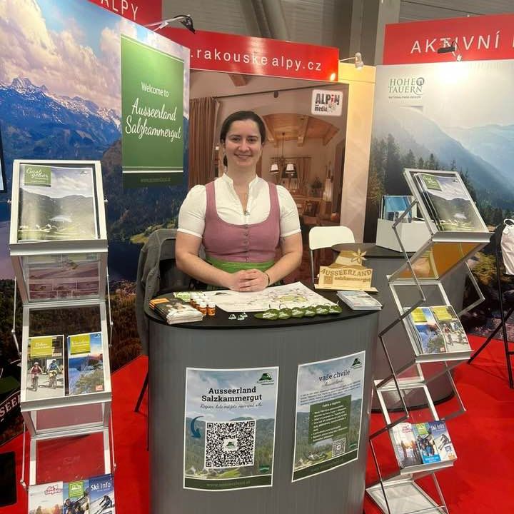 Messestand Prag mit TVB Mitarbeiterin im Dirndl