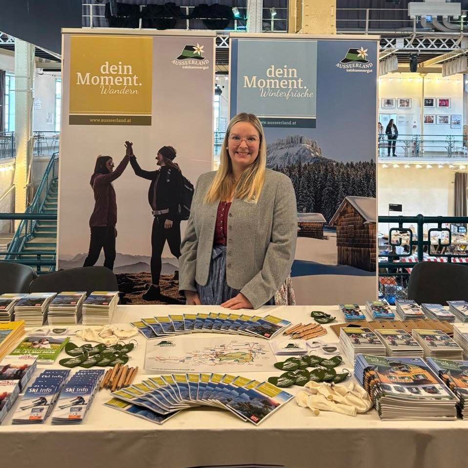 Messestand Bratislava mit TVB Mitarbeiterin im Dirndl